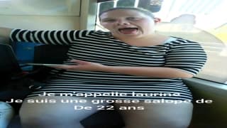 Französisches Mädchen spreizt ihre Beine