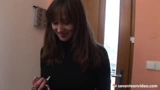 Ein kleiner Schwanz für diese kleine Brünette