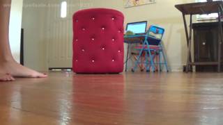 Sie will die Männer ihren Füßen unterwerfen