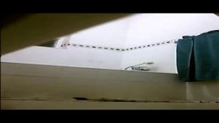 Eine geheime Kamera zum Ausspionieren eines Mädchens in der Dusche Eine geheime Kamera zum Ausspionieren eines Mädchens in der Dusche