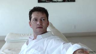 Emily Willis will sich die Füße lecken lassen