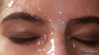 Ein Mädchen, das ihre Dessous zur Schau stellt