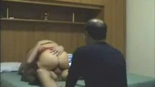 Sie genießt es von Männern gefüllt zu werden