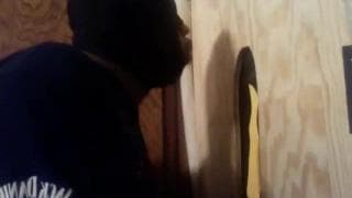 Schwarzer Kerl genießt einen weißen Schwanz