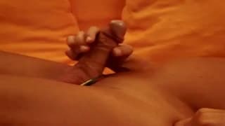 Amateurtyp genießt seinen Schwanz im Bett Amateurtyp genießt seinen Schwanz im Bett