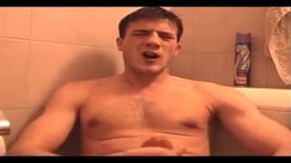 Ein schwuler Typ mit einem riesigem Schwanz