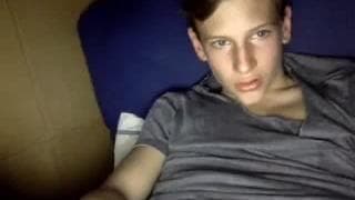 Dieser sexy Junge amüsiert sich beim wichsen