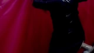 Eine Transe fickt ein großes Sexspielzeug.