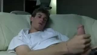 Kerl mit einem langen Schwanz, der abspritzt