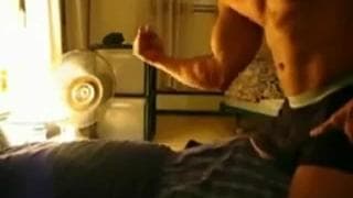 Muskulöser Typ will einfach nur hart werden