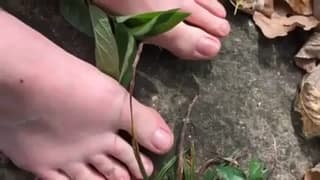 Diese Transe benutzt einen großen schwarzen Dildo