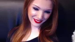 Sexy rothaarige Shemale wichst vor der Cam Sexy rothaarige Shemale wichst vor der Cam