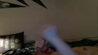 Emo-Transsexueller macht einen Handjob und kommt hart Emo-Transsexueller macht einen Handjob und kommt hart