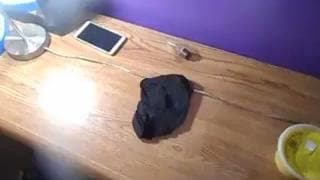 Weißer Kerl steckt seinen Schwanz in den fetten Arsch einer Transe