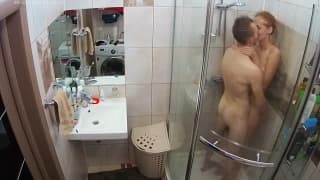 Sie werden unter der Dusche ficken, um noch geiler zu werden Sie werden unter der Dusche ficken, um noch geiler zu werden