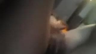 Junge Frau wird auf dem Schreibtisch gelötet