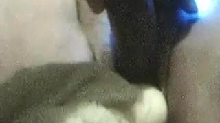 Von Finger und einem Dildo penetrierte Pussy Von Finger und einem Dildo penetrierte Pussy