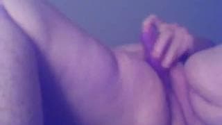 BBW spielt mit fettem Dildo vor der Webcam