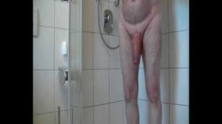 Der reife Papa genießt aufgeregt die Dusche Der reife Papa genießt aufgeregt die Dusche