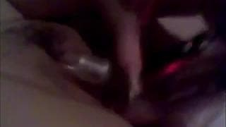 Sie nagelt sich mit ihrem rosa Spielzeug