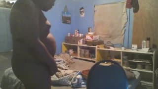 Er holt sich in seinem Zimmer einen runter Er holt sich in seinem Zimmer einen runter