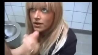 Handjob im Badezimmer für diese Amateure Handjob im Badezimmer für diese Amateure