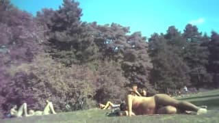 Ein Schwulenpark, in dem sie gerne nackt sind Ein Schwulenpark, in dem sie gerne nackt sind