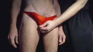 Ein Schwuler bekommt zu Hause einen Handjob