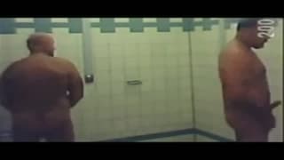 Diese alten Männer werden in der Dusche geil Diese alten Männer werden in der Dusche geil