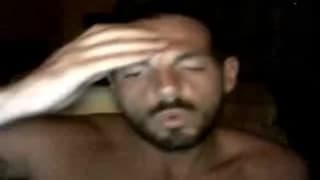 Sexy brünetter Typ amüsiert sich köstlich