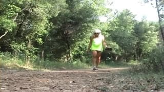 An verschiedenen Orten sehen wir diesen Transsexuellen wichsen An verschiedenen Orten sehen wir diesen Transsexuellen wichsen