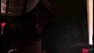 Eine geile Punk und ihr großer schwarzer Lieblingsdildo