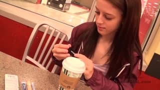 18-jährige Brünette bei einem Sex-Fotoshooting