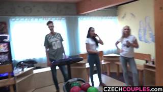 Vierer-Bumsen im tschechischen Bowlingcenter Vierer-Bumsen im tschechischen Bowlingcenter
