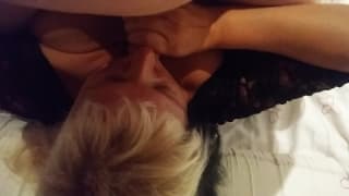 Sie nimmt ihre Titten, um ihm heiß zu machen