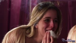 Blonde Bombshell in Dessous gibt intensiven Blowjob mit Zuschauer