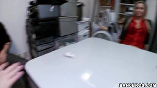 Titty Abbey Brooks bekommt den Job im Lagerhaus und fickt