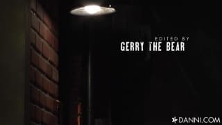 Asa Akira hat Sex mit der geilsten Wärterin