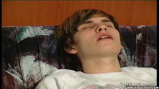 Gay Twink rubbelt sich bis zum Abwinken Gay Twink rubbelt sich bis zum Abwinken