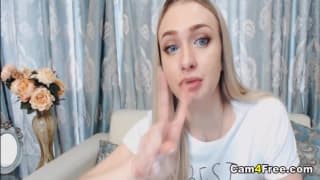 Schöne Blondine masturbiert mit einem Sextoy vor der Kamera