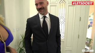 Imobilienmarklerin Milf fickt ihren Kunden Imobilienmarklerin Milf fickt ihren Kunden
