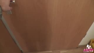 Wie eine Schlampe auf der Couch ihres Freundes