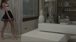 Junge Nelya trifft einen großen Schwanz Junge Nelya trifft einen großen Schwanz