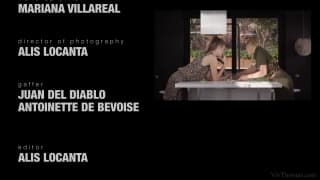 Zwei Lesben amüsieren sich beim Spaghetti essen