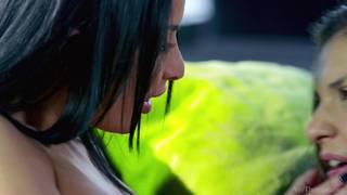 Pussy lecken zwischen der schönen Anissa und Alina