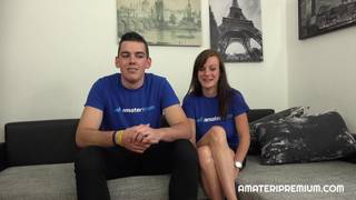 Eine Amateur-Brünette wird flachgelegt und liebt es