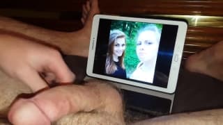 Der Typ wicht beim Betrachten von Bildern