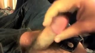 Seinen rosa Schwanz wird vor der Kamera hart