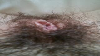 Eine behaarte junge Frau filmt sich selbst