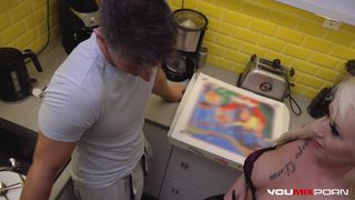 Youmixporn - Dieses Babe fickt den Lieferjunge